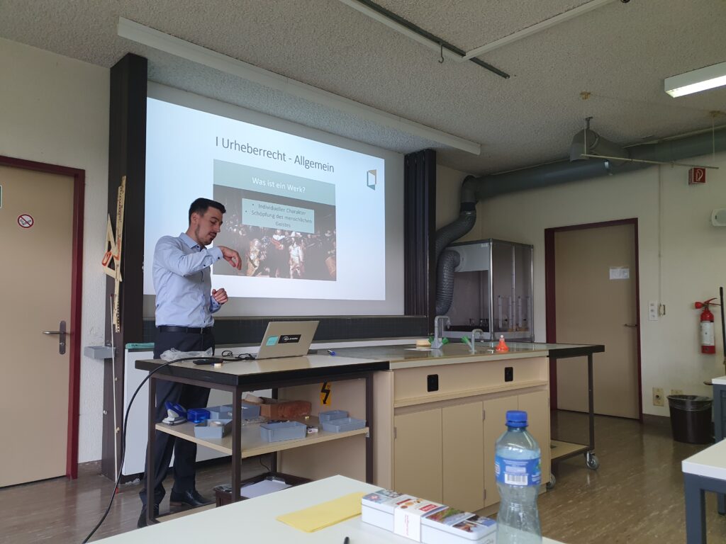 Matthias Plattner von Public Sector Law spricht zu Rechtsfragen im Zusammenhang mit KI an der Schule.